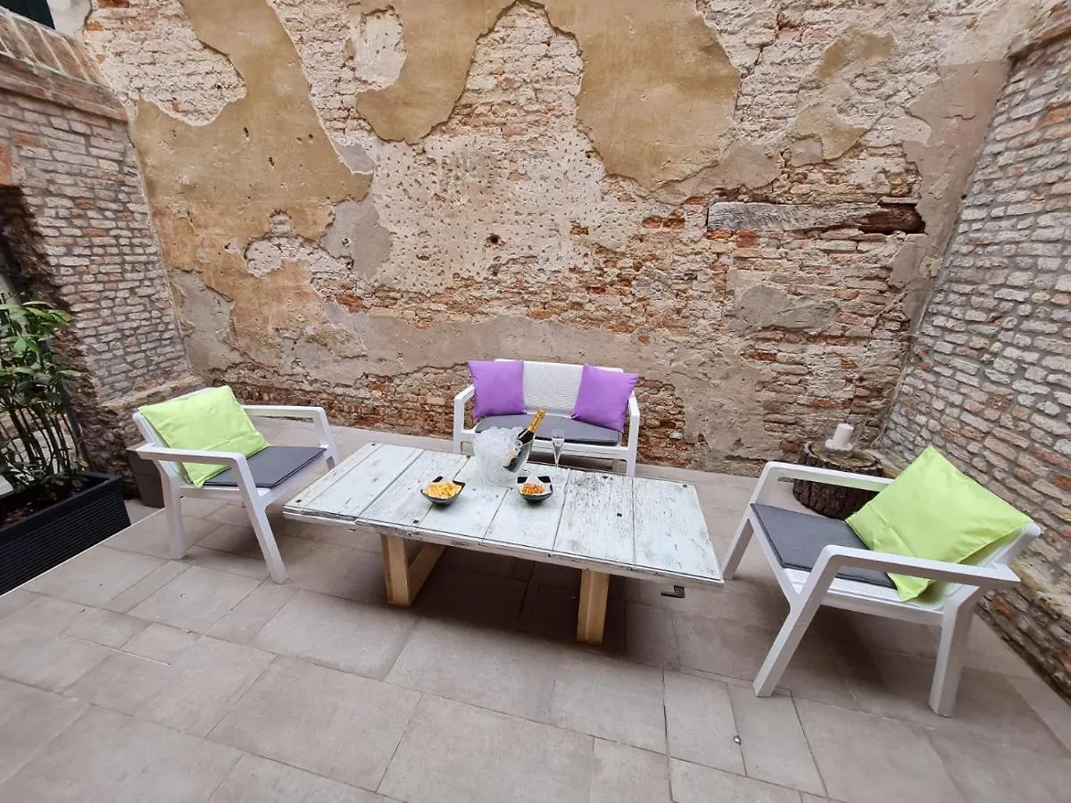 Venice Apartment With Private Courtyard