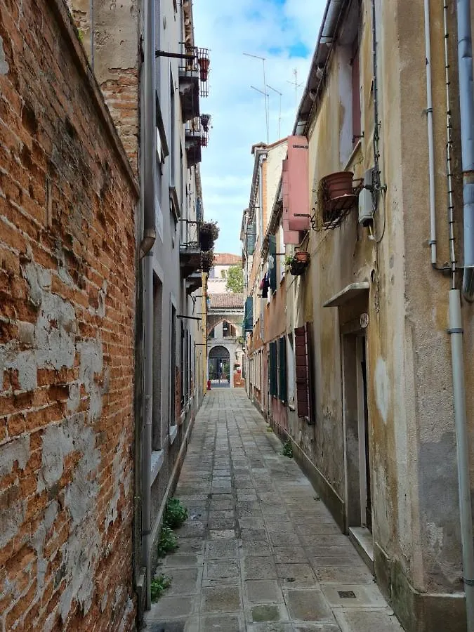 Venice Apartment With Private Courtyard